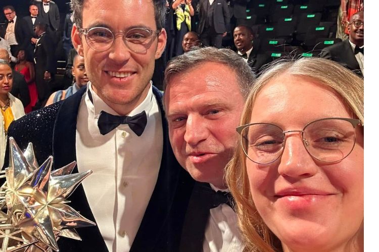 Siegertpyen im Rallyesport: Thierry Neuville, sowie Armin und Ella Kremer