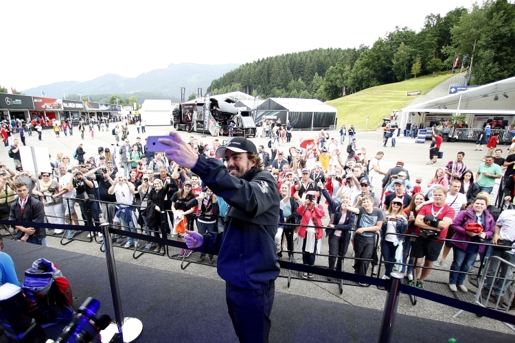 Fernando Alonso macht ein Selfie mit den Fans