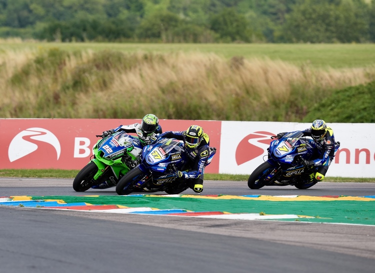 Eng ging es zu in Thruxton: O'Halloran, Ryde und Vickers