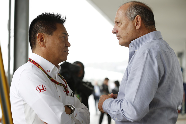 Honda-Rennchef Yasuhisa Arai und McLaren-Steuermann Ron Dennis: die Körpersprache sagt alles