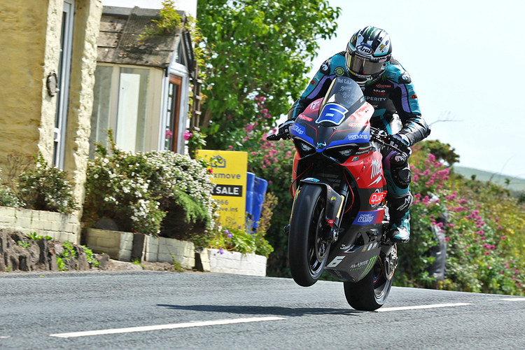 Bei der TT2025 gewann Michael Dunlop mit der Ducati Panigale V2 beide Supersport-Rennen