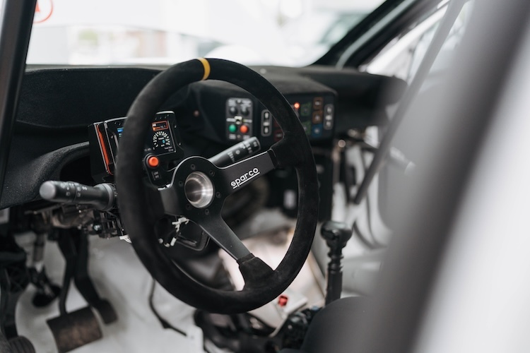 Minimalistisch: Das Cockpit des Peugeot 208 Racing TC6