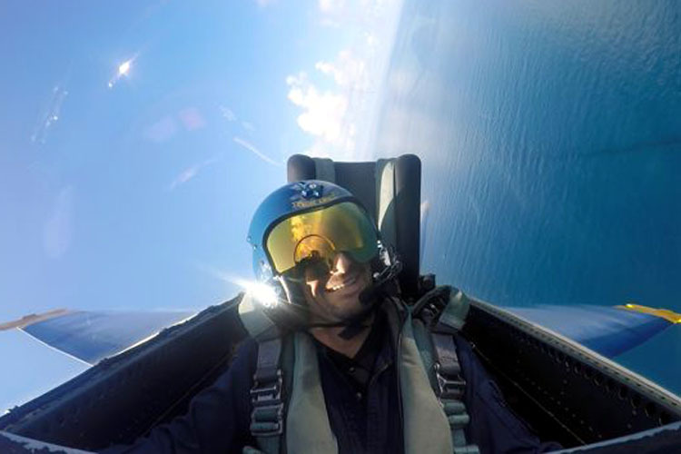 Joshua Hayes an Bord der U.S. Navy Blue Angels F/A-18 Hornet