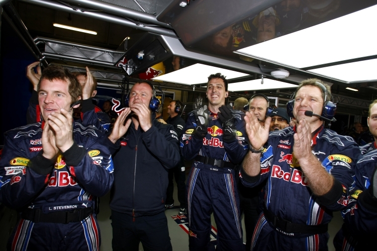 Das Team von Red Bull freut sich über die Pole
