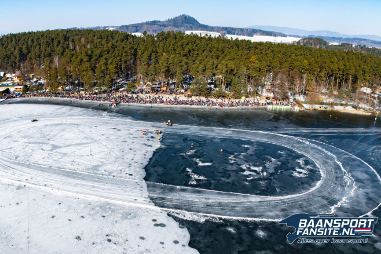 Wie auf einer Postkarte: Eisspeedway auf dem See