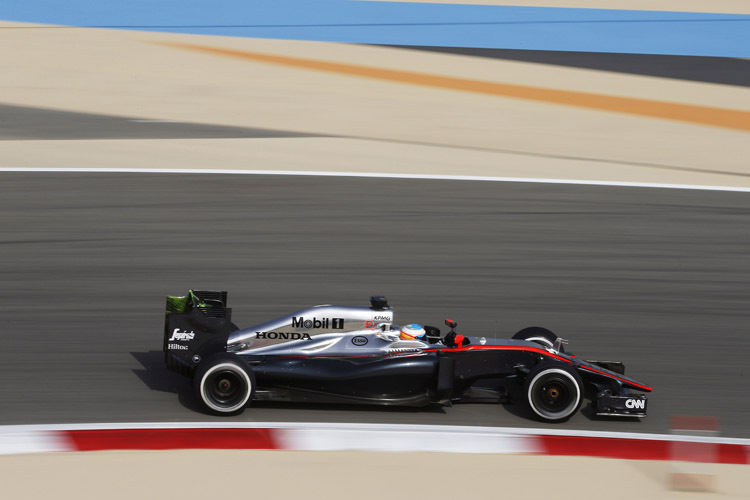 In Bahrain rückte McLaren-Star Fernando Alonso noch in gewohnter Glanz-Lackierung aus