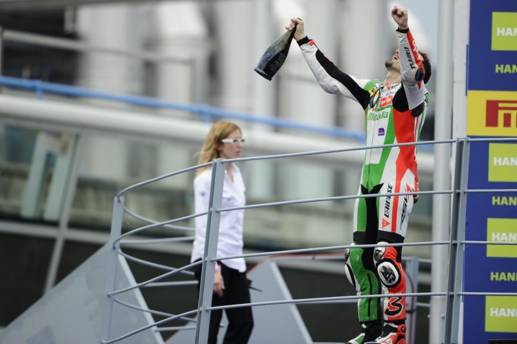 Max Biaggi ließ sich gebührend für seinen Doppelsieg in Monza feiern