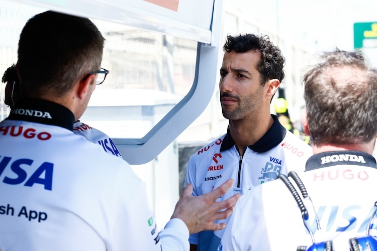 Daniel Ricciardo am Kommandostand der Racing Bulls