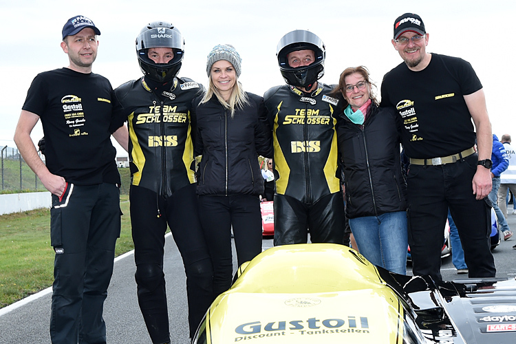 Das Team Gustoil Sidecar Racing mit Schlosser (2. von links) und Fries (3. von rechts)