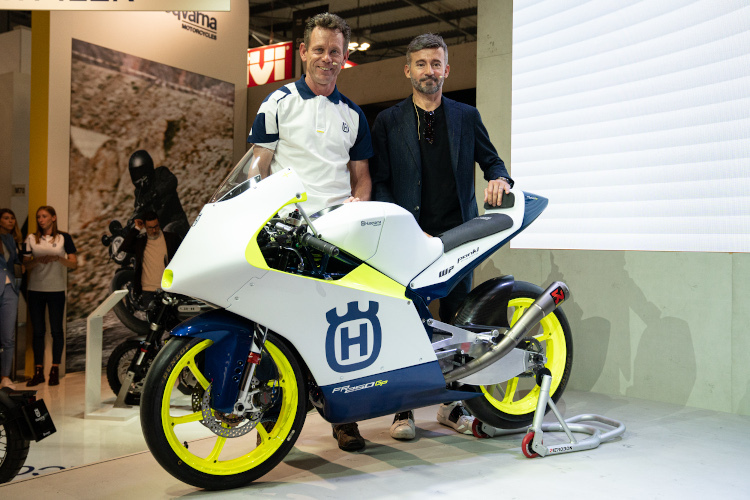 Peter Öttl und Max Biaggi präsentieren die neue Husqvarna für die Moto3-WM