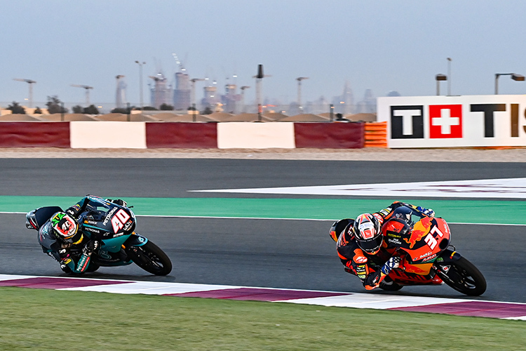 Katar-Moto3-Rennen am 4. April: Acosta führt vor Darryn Binder
