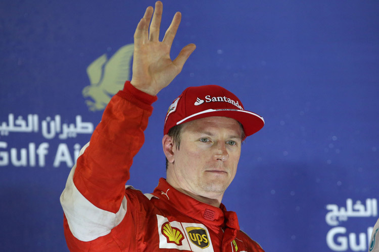 Kimi Räikkönen hielt in Bahrain die Ferrari-Fahne hoch