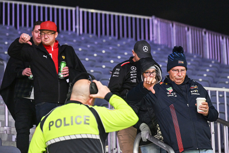 Peinlich: Die Polizei muss Formel-1-Fans bitten, die Tribüne zu verlassen