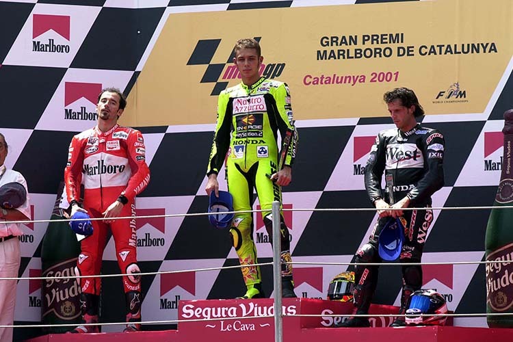 Max Biaggi (2.) mit Sieger Rossi und Capirossi (3.) auf dem Podest in Barcelona 2001