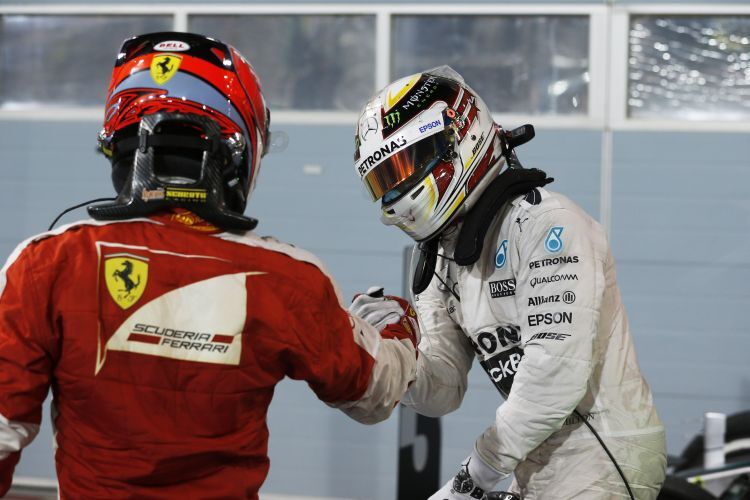 Kimi Räikkönen gratuliert Lewis Hamilton zum Sieg
