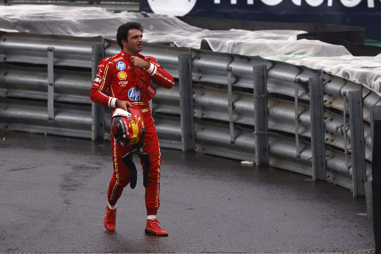 Nach seinem Qualifying-Crash musste Carlos Sainz zu Fuß die Strecke verlassen und im Rennen aus der Boxengasse starten