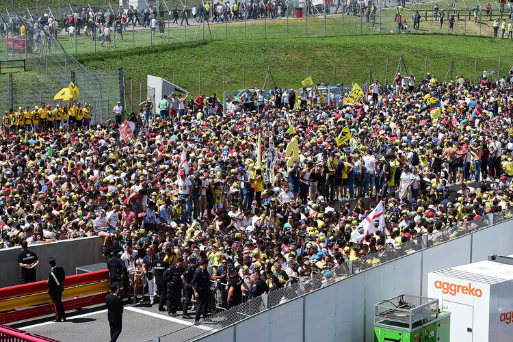 Zehntausend Fans bejubelten Rossi auf dem Podest