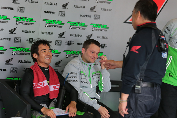 Sachsenring-GP 2014: Hiroshi Aoyama (links) unterhält sich mit HRC-Vizepräsident Nakamoto