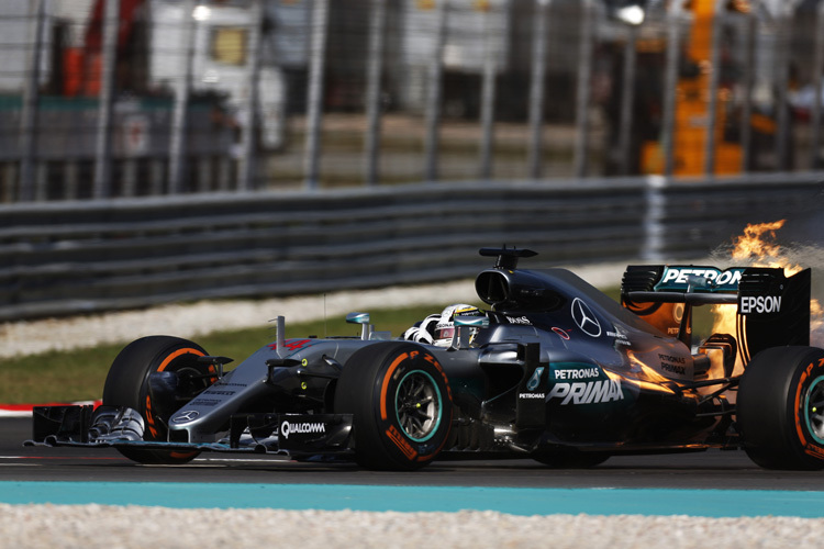 Lewis Hamilton rollt wegen Motorschadens aus
