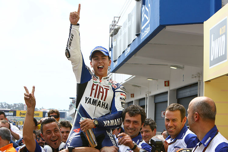 Im dritten Rennen zum ersten Mal ganz oben: Jorge Lorenzo, Yamaha, Estoril 2008.