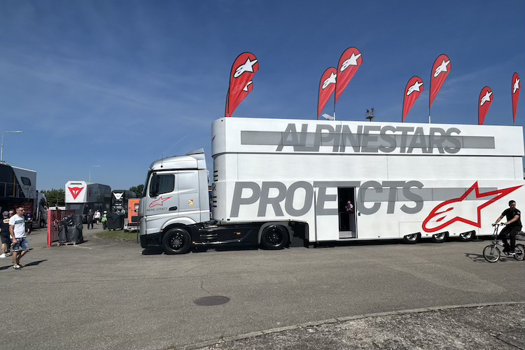 Die Servicetrucks in Brünn: vorne Alpinestars, links im Hintergrund Dainese