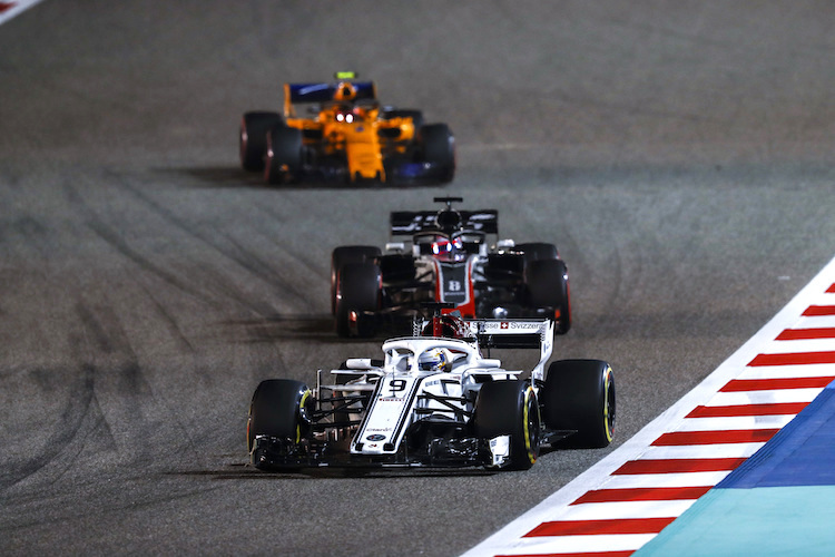 Marcus Ericsson in Bahrain vor Romain Grosjean (Haas) und Stoffel Vandoorne (McLaren)