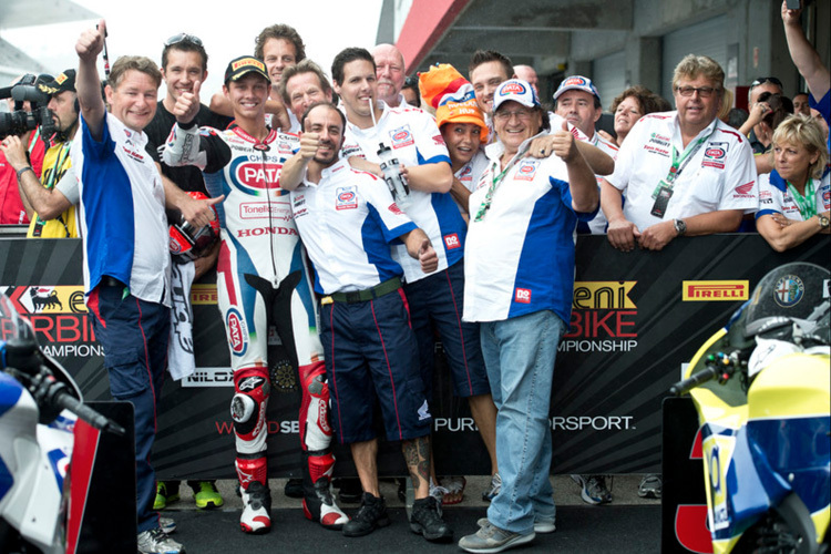 Das Pata-Honda-Team feiert Weltmeister Michael van der Mark