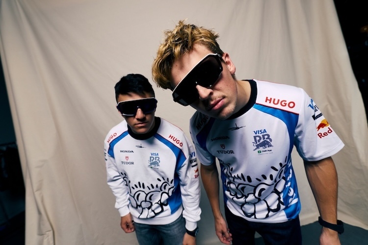 Auch die Fans können sich im entsprechenden Design präsentieren – dank des Replica-Team-Kits, das auch den Formel-1-Stars Isack Hadjar und Liam Lawson gefällt