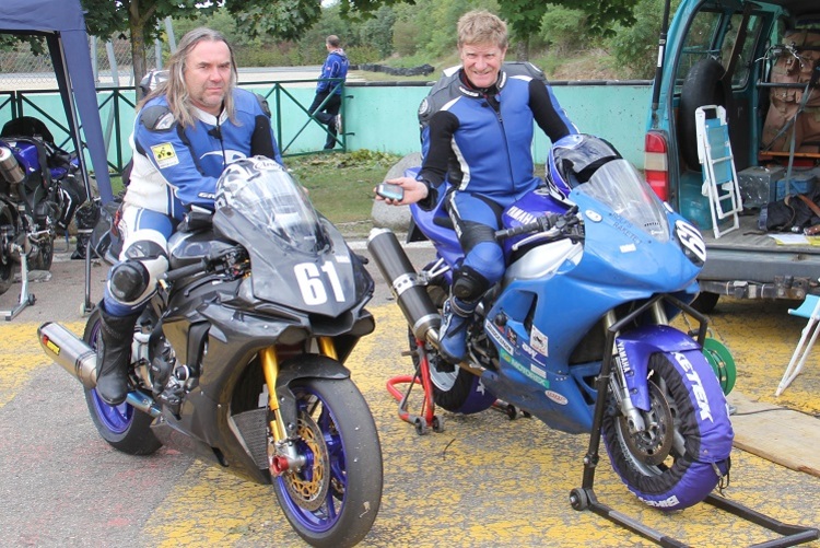 Roger Bantli auf modifizierter Yamaha R1M von 2015, Rolf Lüthi auf Yamaha R1 von 1998, in der Hand das Race Analyse. Beide fahren Slicks und benutzen Reifenwärmer