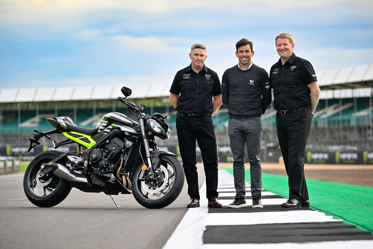 Steve Sargent, Carlos Ezpeleta und Paul Stroud, Chief Commercial Officer von Triumph Motorcycles