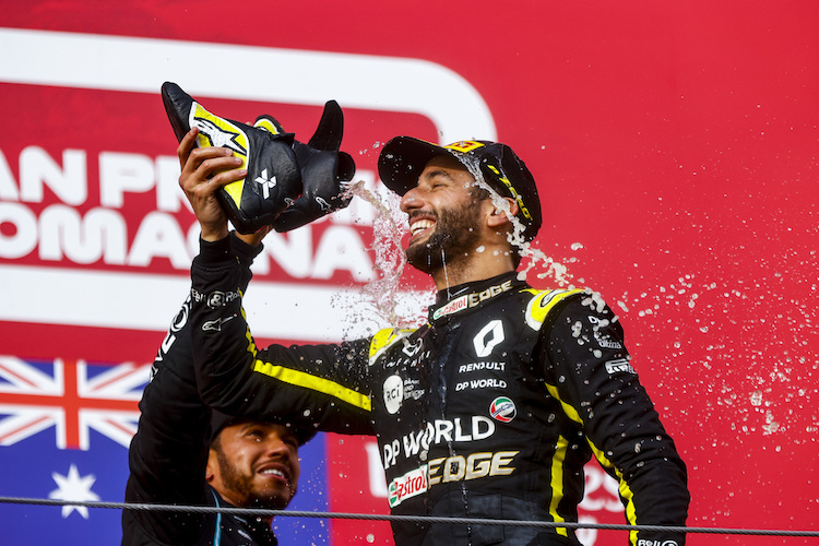 Daniel Ricciardo in Imola nach seinem dritten Platz, links Sieger Lewis Hamilton