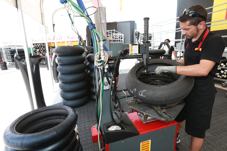 Pirelli montiert die Reifen für alle Teams