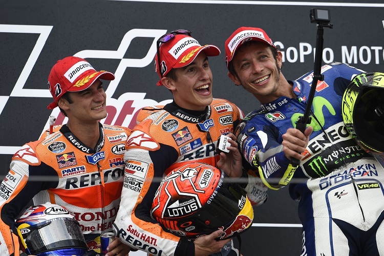Dani Pedrosa, Marc Márquez und Valentino Rossi feiern nach dem Deutschland-GP 2015