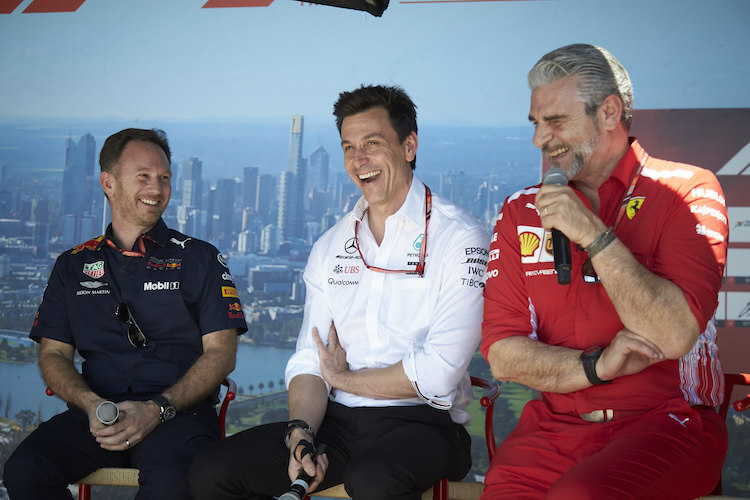 Toto Wolff (Mitte) mit Christian Horner von Red Bull Racing und Maurizio Arrivabene von Ferrari