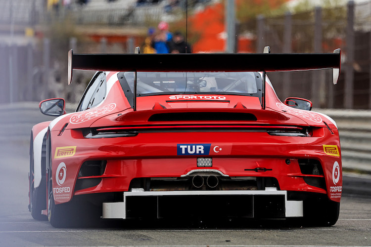 Ayhancan Güven zeigt schlussendlich Finn Wiebelhaus das Porsche-Heck