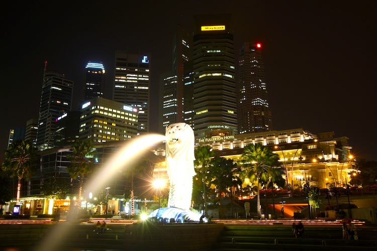 Der Merlion von Singapur vor dem Hotel Fullerton