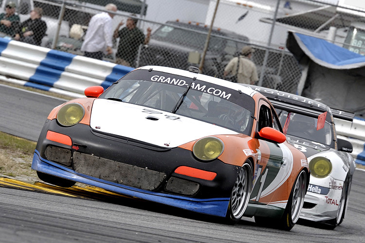 Überlegene Führung bei den GT: Der Porsche von Timo Bernhard