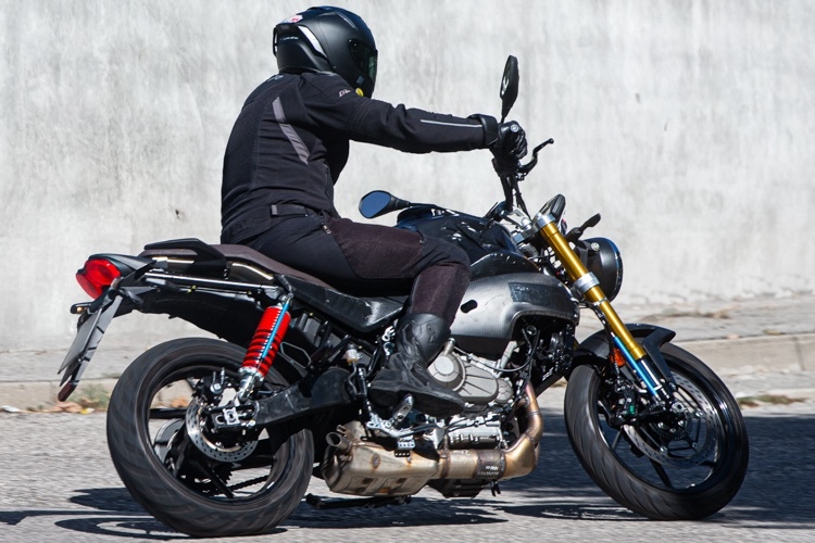 Der Prototyp der neuen Moto Guzzi mit Reihentwin