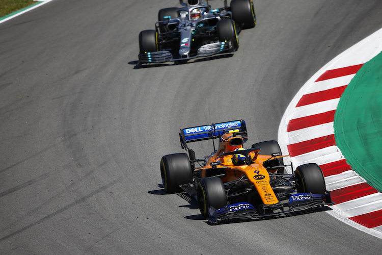 Lando Norris (McLaren) vor Lewis Hamilton (Mercedes) 2019 in Barcelona