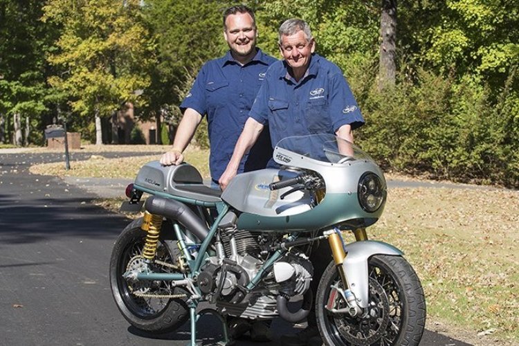 Direktor Andrew Cathcart und Firmengründer Brook Henry mit einer Imola Evo. Unter diesem Namen baut Vee Two komplette Motorräder mit dem Ritorno-Motor.