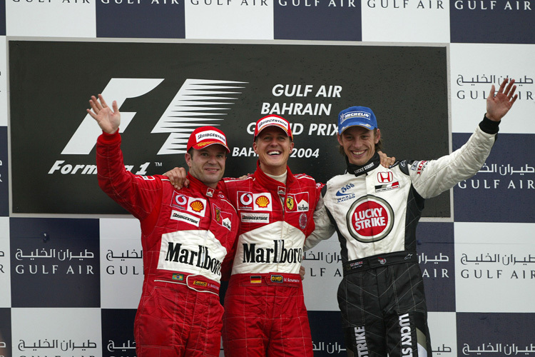 Das Siegerpodest des ersten Bahrain-GP: Barrichello, Sieger Schumacher, Button