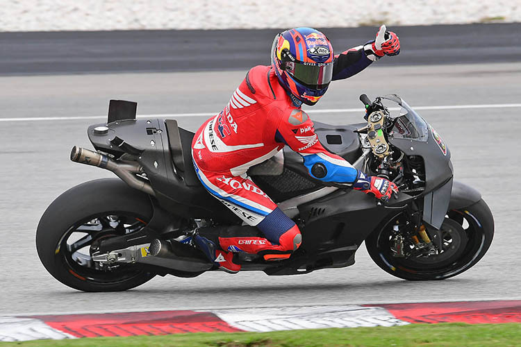MotoGP-Test in Sepang: Stefan Bradl begrüsst den SPEEDWEEK.com-Fotograf Fitti Weisse