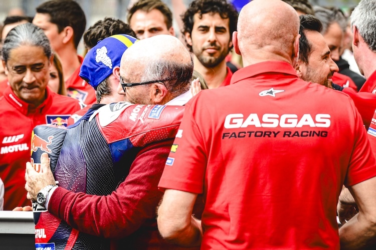 Ganz nah dran. Seit 30 Jahren ist er der Chef der spanischen Dorna Sports SL: Carmelo Ezpeleta regiert seine MotoGP-Welt auch in Zukunft aus der Mitte heraus. Das spürt auch Pedro Acosta