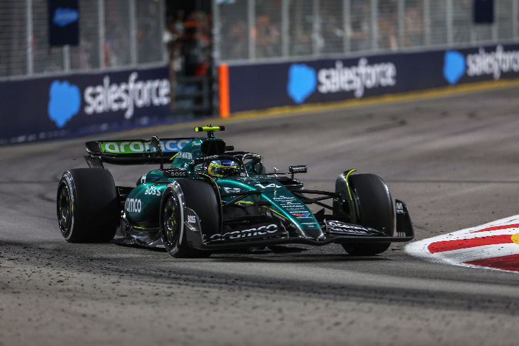 Fernando Alonso in Singapur. Neben ihm auf der Strecke: jede Menge Marbles, also Gummiabrieb von den Reifen