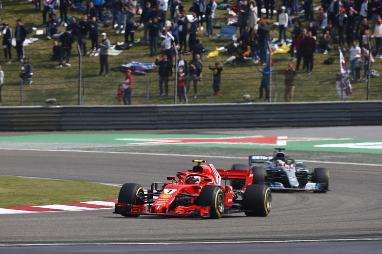 Kimi Räikkönen vor Lewis Hamilton in China