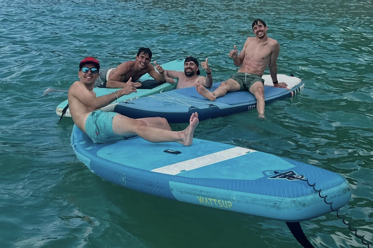 Alex Márquez mit Bruder Marc und Freunden