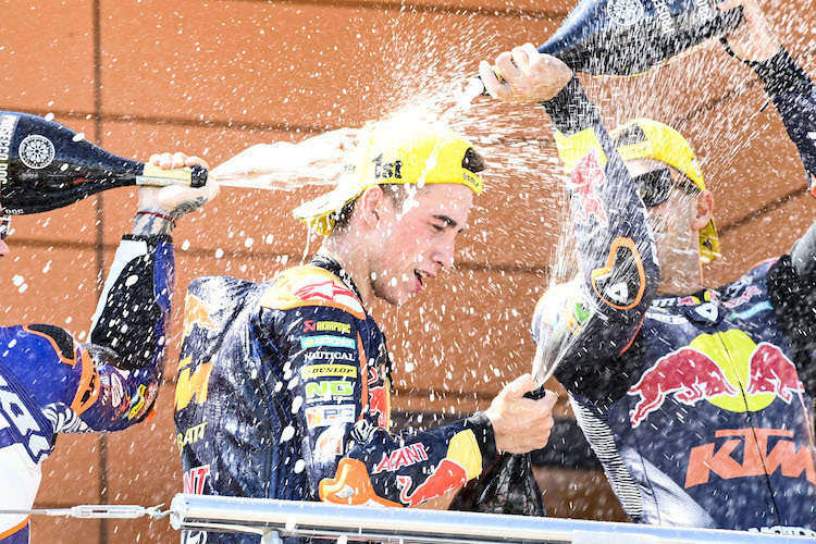 Jubel in Aragón: Zwei Red Bull KTM Ajo-Piloten auf dem Podest