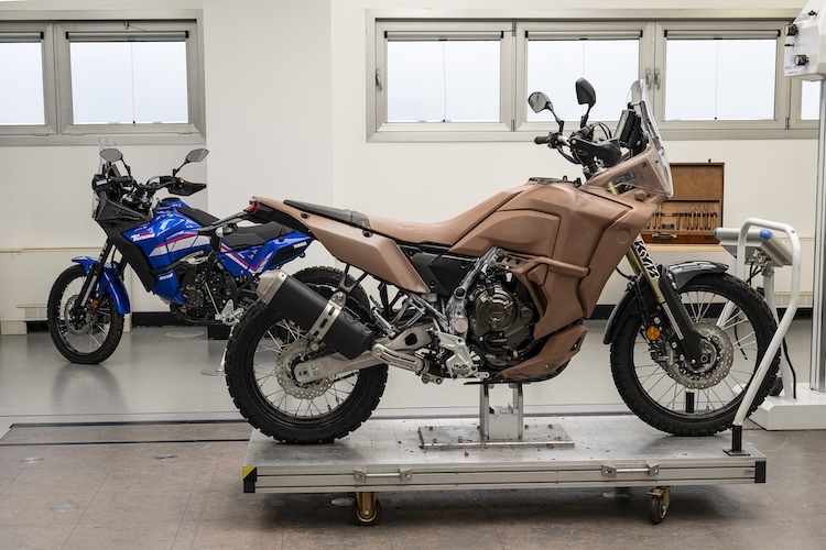 Das Tonmodell einer Yamaha Tenere 700, im Hintergrund steht das fertige Produkt