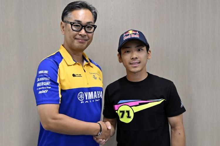 Ayumu Sasaki mit Tesu Ono (General Manager von Yamahas Motorsport Strategy Division)