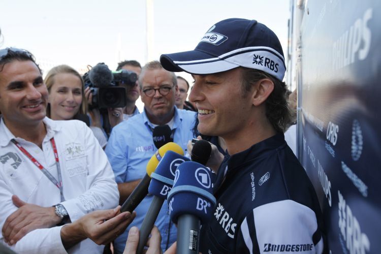 Nico Rosberg beim Interview im Fahrerlager.